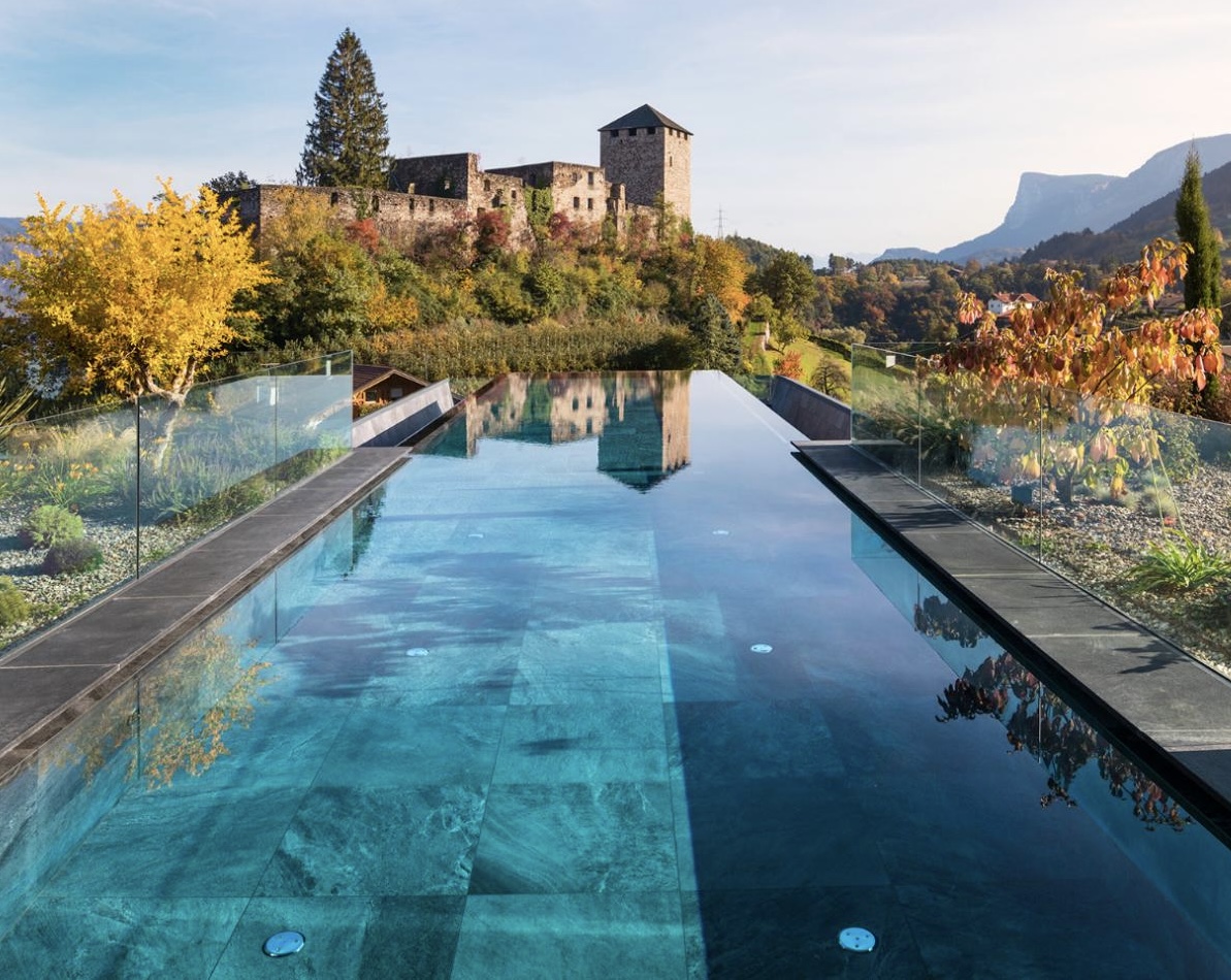 Herbstgenuss in Südtirol – Indian Summer inmitten weißer Berggipfel und bunter Weinberge
